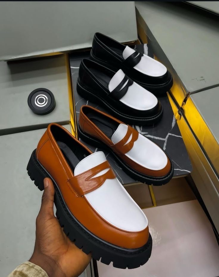 Mocassins bicolores — Noir et blanc · Marron et blanc