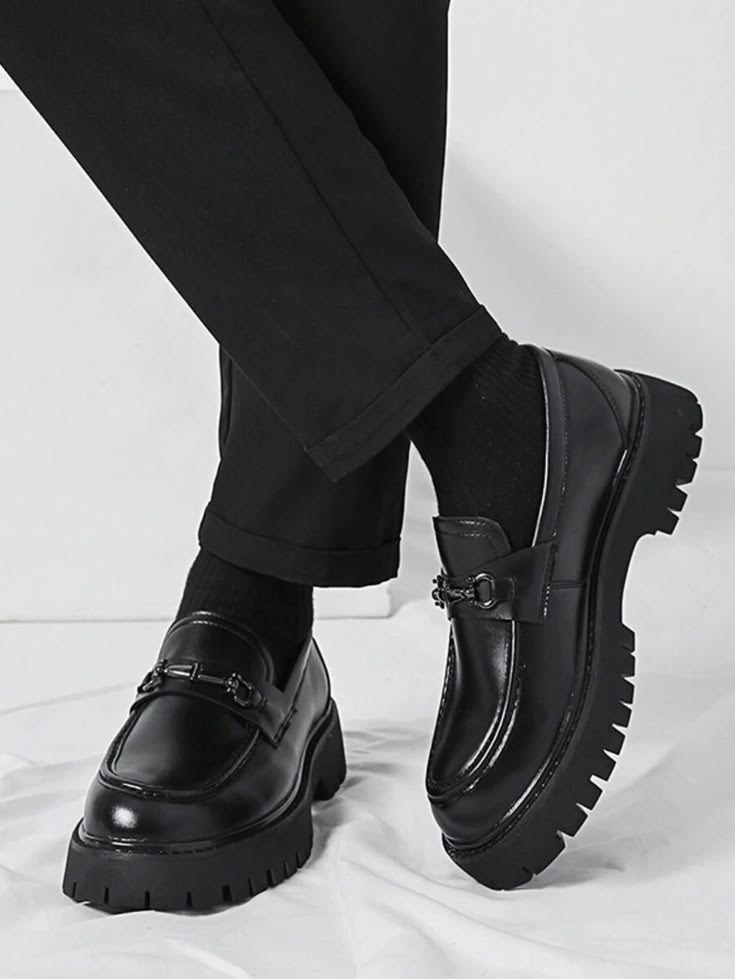 Mocassins noirs à boucle — Semelle épaisse