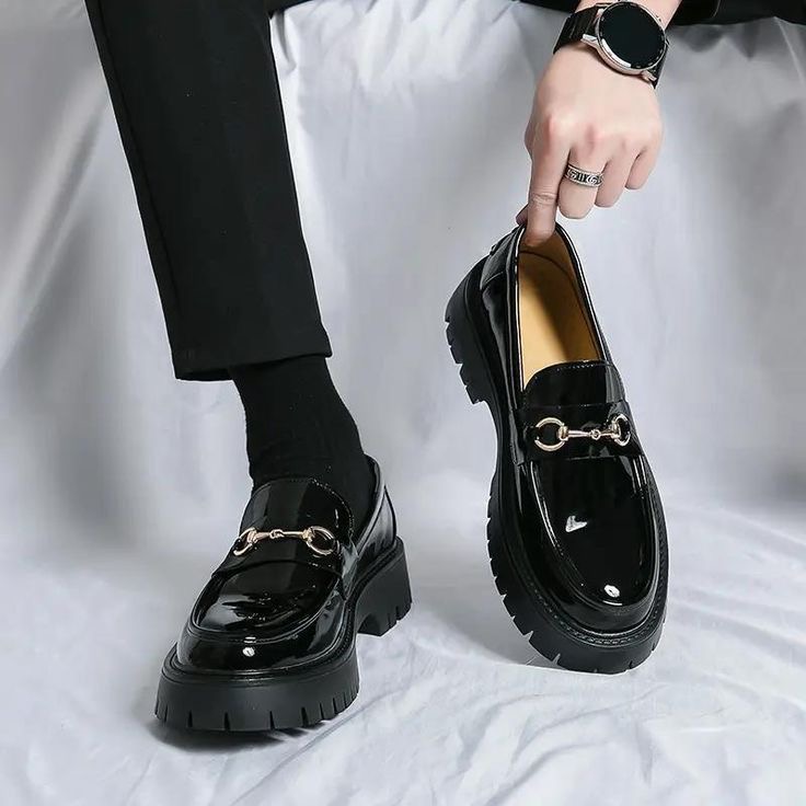 Mocassins noirs vernis — Boucle métallique
