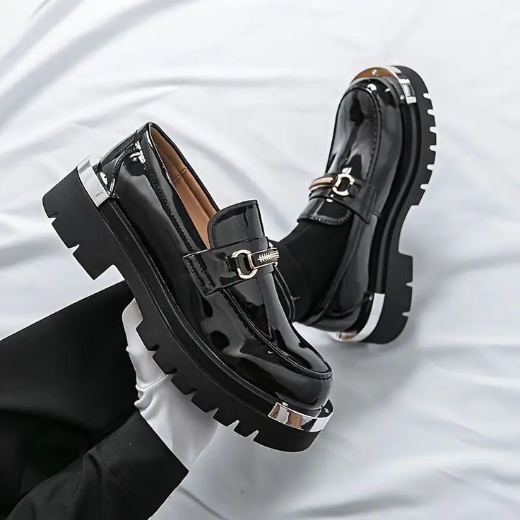 Mocassins vernis à détails métalliques — Noir