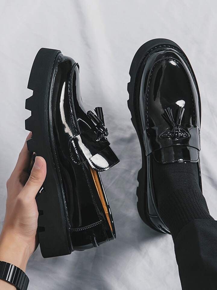 Mocassins noirs à pampilles — Finition brillante